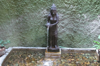 明かり取りのために設けられた吹き抜けを見下ろすと、そこには女神の石像の置かれた泉が設えてありました。